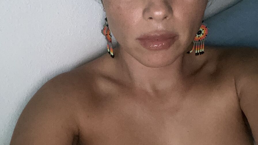 Chat with FanyEscobar live on AsianCamModels.com