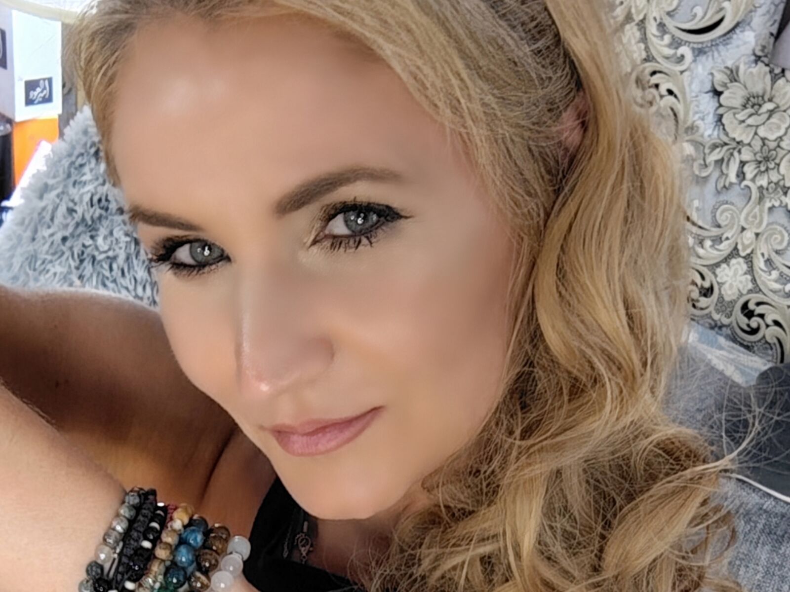 Live cam for ChristineEve
