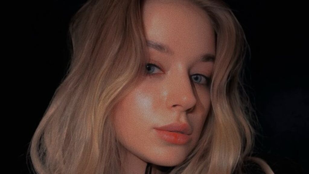 EnidChmelicek live cam model at LiveJasmin