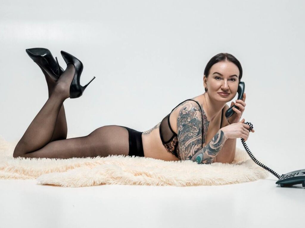 LissaSinn one on one girl cam profile