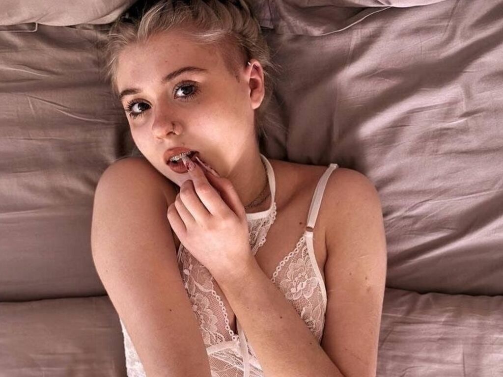 Live with DarceySheffer on PrivCamWeb