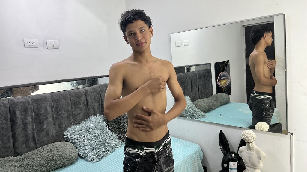 Watch DayronRueda live on cam on LiveJasmin