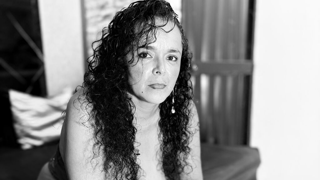 CoralMarente live cam model at LiveJasmin