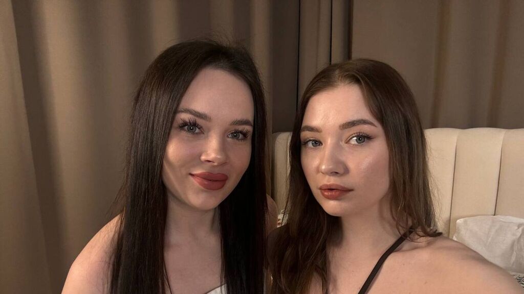 OctaviaAndMarian live cam model at LiveJasmin