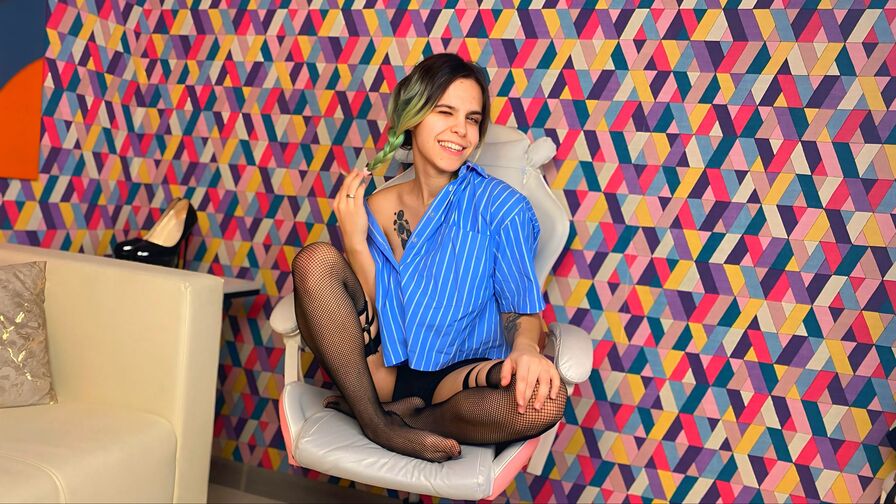 Watch LiraBelle live on eighteen plus