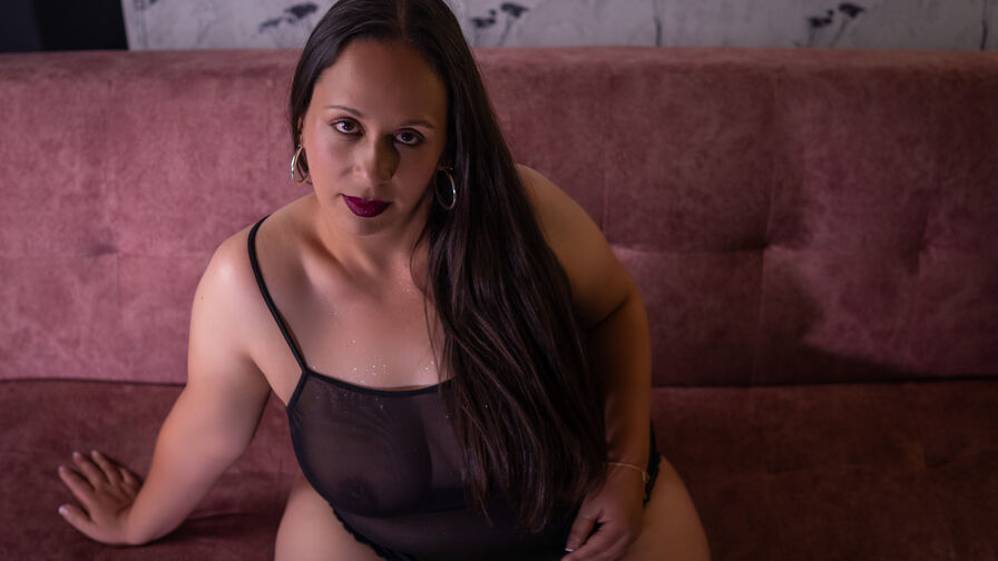 Watch CinthiaBouyir live on E-Chat