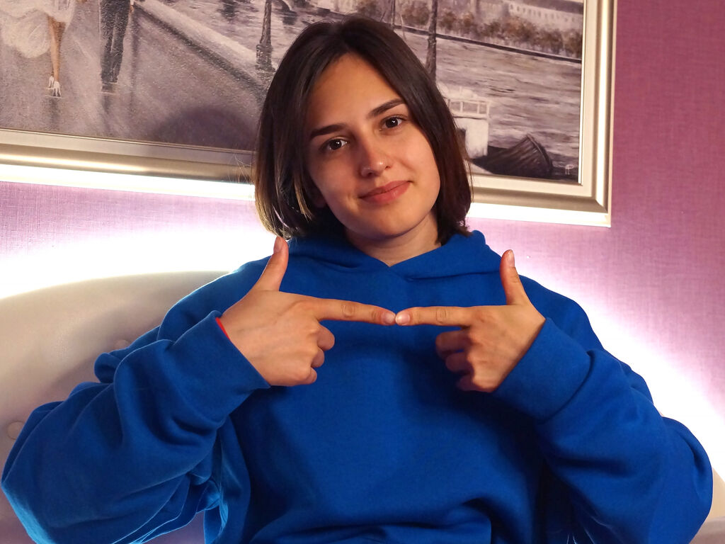 BellaRyland webcam show