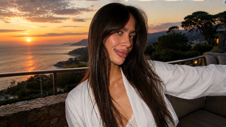 Watch AmandaRiver live on E-Chat